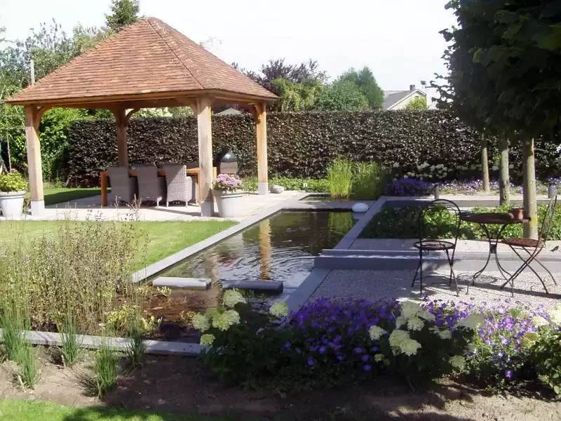 Onderhoudsvriendelijke tuin met vijver en waterelement. 