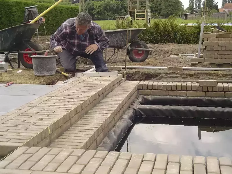 Aanleg van vijver en terras