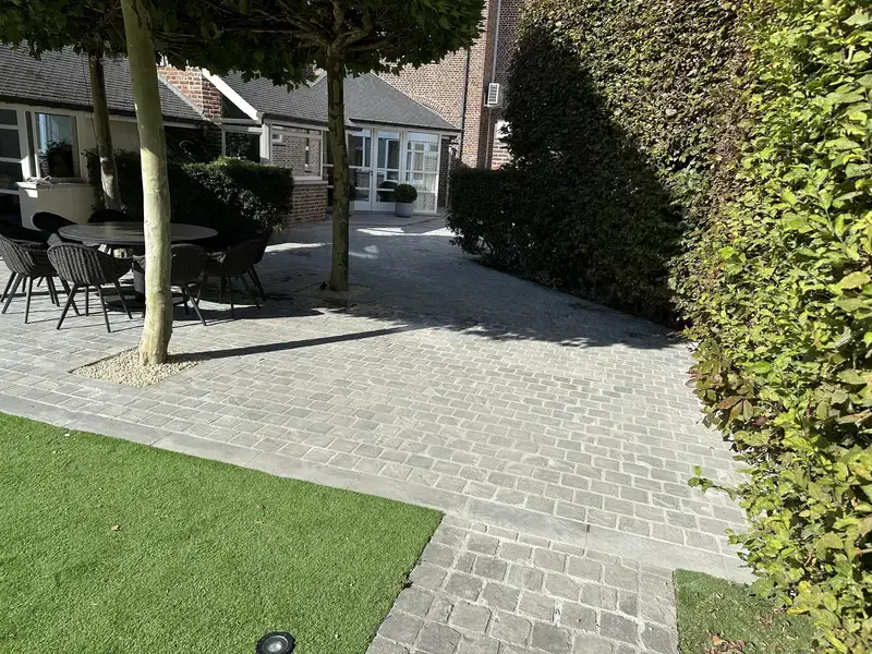 Heraanleg van binnenkoer met platines