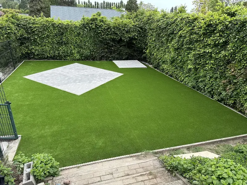 Aanleg van kunstgras en 2 platformen erin aangelegd en verwerkt