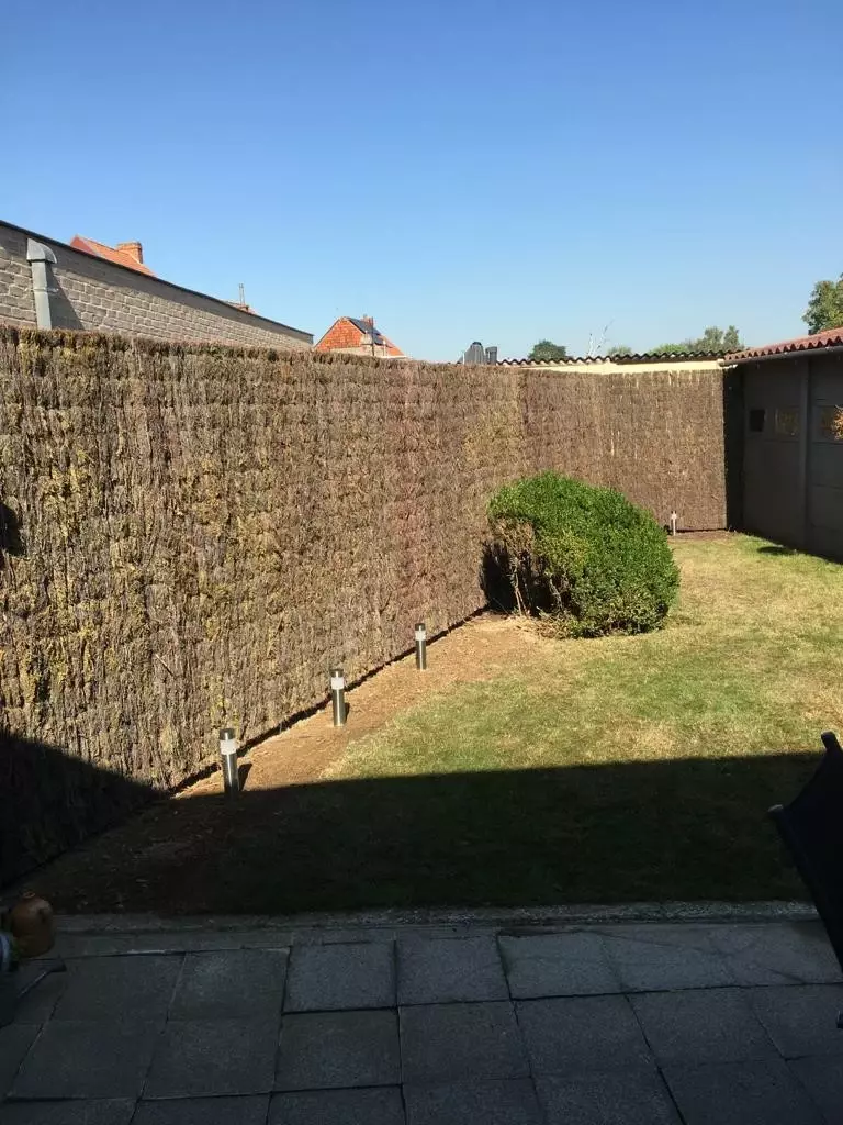 Plaatsen van omheining in 2D panelen, afgewerkt met ericamatten.