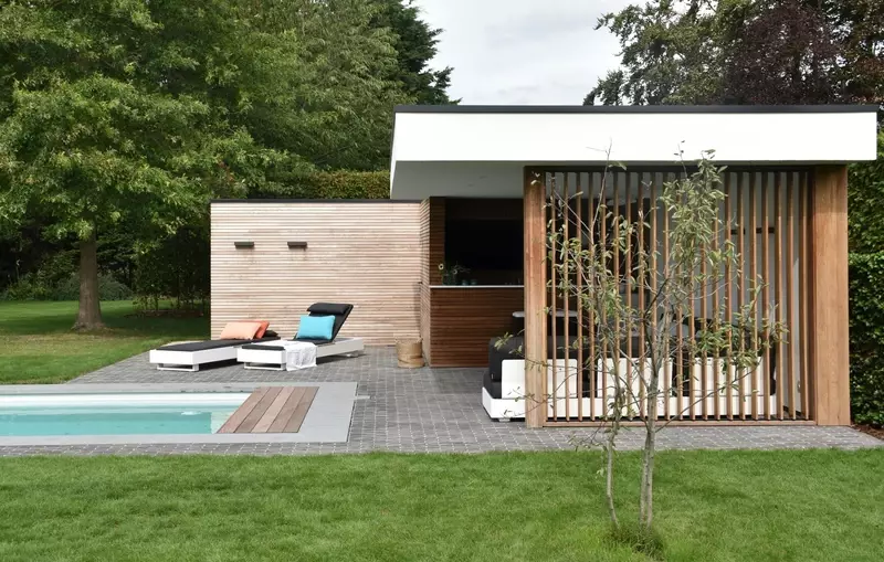 Strak poolhouse combi witte crepi en thermowood