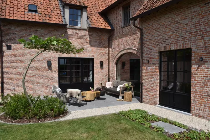 Landelijke tuin met natuurlijke materialen