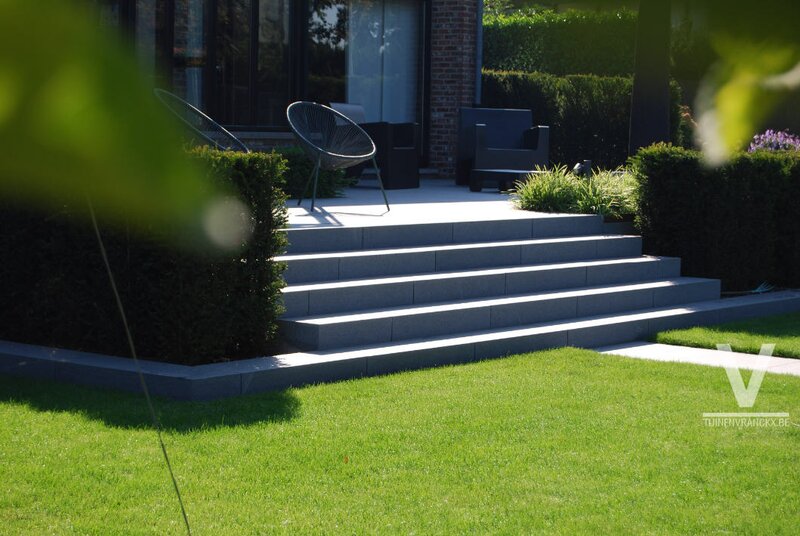 minimalistische achtertuin met langgerekte traptreden