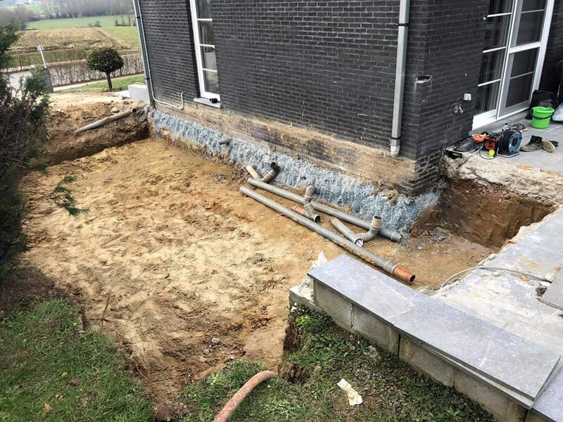 Uitgraven betonfundering voor plaatsen bijgebouw.