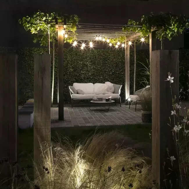 Overdag een gezellig schaduwhoekje onder de dakbomen. 's Avonds sfeervol genieten in de lounge onder de lichtslingers. 