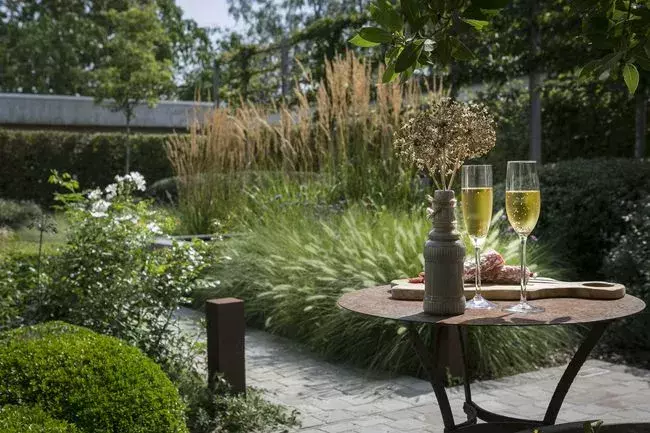 Het gazon werd hier vervangen door een waar plantenparadijs. Een streling voor het oog en met een aperitiefje erbij is het Xtra hard genieten.