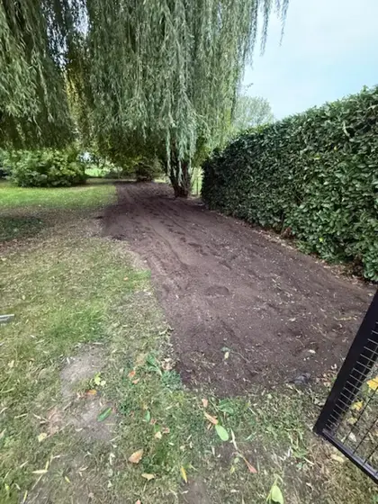 Voorbereiden aanleg gazon doormiddel van losfrezen en infrezen compost
