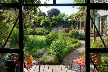 Geselecteerd project door VLAM 2025. Een vrolijke vakantietuin met verschillende zitplekken is het resultaat van deze fijne samenwerking. 
