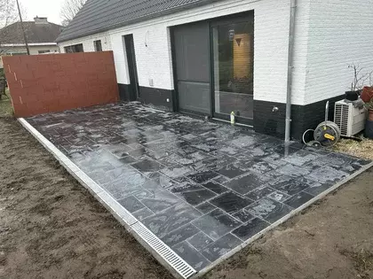 Aanleg terras en scheidingsmuur met snelbouwstenen