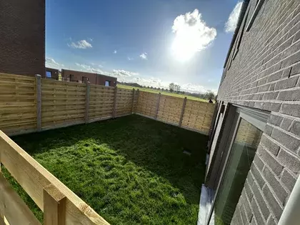 Aanleg afluiting hout met betonplaten